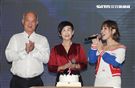 「能量歌姬」李佳薇發片，馬來西亞的爸爸、媽媽悄悄出現現場，讓李佳薇淚灑現場。（記者邱榮吉/攝影）
