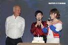 「能量歌姬」李佳薇發片，馬來西亞的爸爸、媽媽悄悄出現現場，讓李佳薇淚灑現場。（記者邱榮吉/攝影）