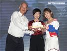 「能量歌姬」李佳薇發片，馬來西亞的爸爸、媽媽悄悄出現現場，讓李佳薇淚灑現場。（記者邱榮吉/攝影）