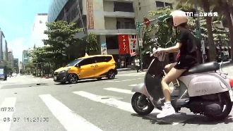 小黃違規挨撞　網友歪樓：路過妹子誰