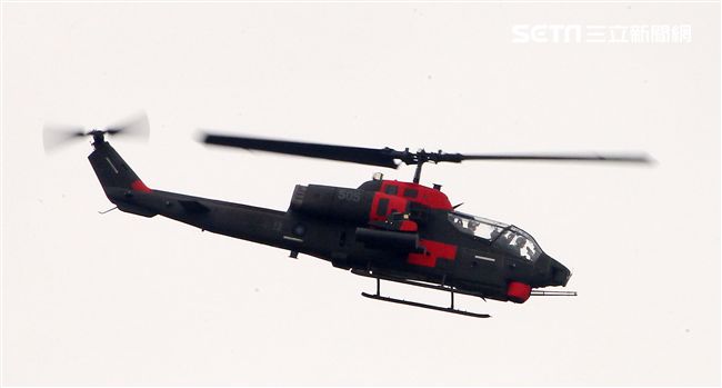 漢光演習AH-1W眼鏡蛇攻擊直升機空中攻擊施放熱煙彈。（記者邱榮吉/攝影）