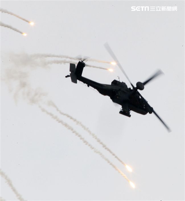 漢光演習AH-64阿帕契直升機空中攻擊施放熱煙彈。（記者邱榮吉/攝影）