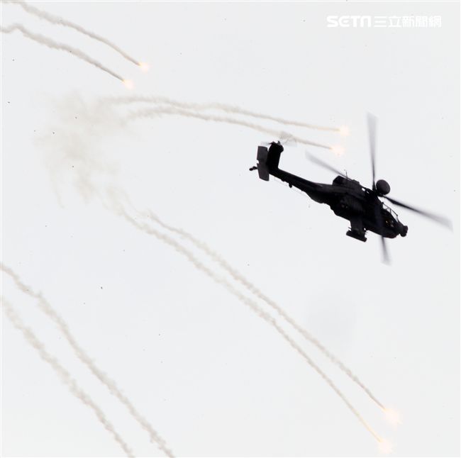 漢光演習AH-64阿帕契直升機空中攻擊施放熱煙彈。（記者邱榮吉/攝影）