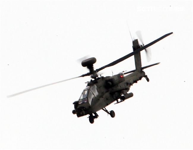 漢光演習AH-64阿帕契直升機空中攻擊施放熱煙彈。（記者邱榮吉/攝影）