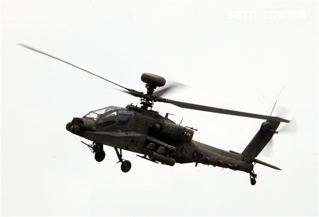 漢光演習AH-64阿帕契直升機空中攻擊施放熱煙彈。（記者邱榮吉/攝影）
