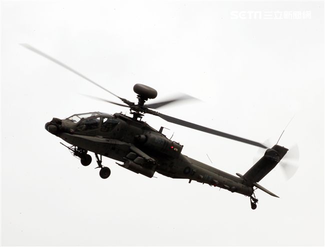 漢光演習AH-64阿帕契直升機空中攻擊施放熱煙彈。（記者邱榮吉/攝影）