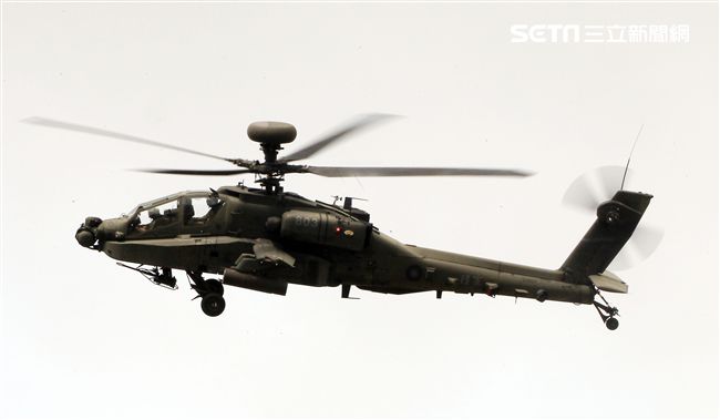 漢光演習AH-64阿帕契直升機空中攻擊施放熱煙彈。（記者邱榮吉/攝影）