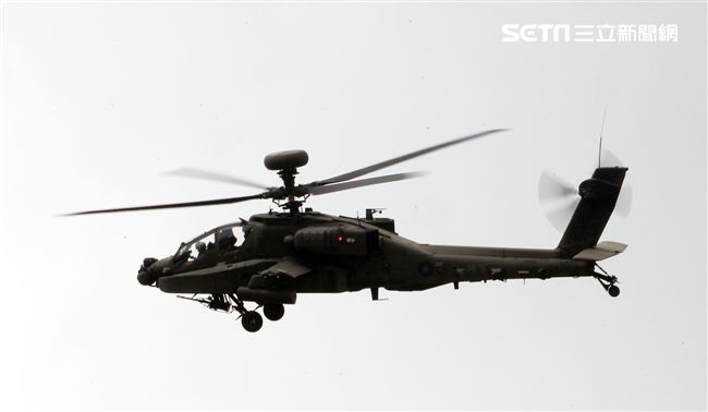 漢光演習AH-64阿帕契直升機空中攻擊施放熱煙彈。（記者邱榮吉/攝影）