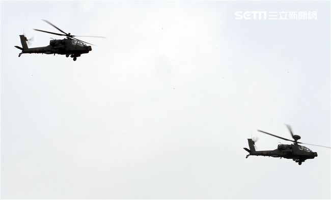 漢光演習AH-64阿帕契直升機空中攻擊施放熱煙彈。（記者邱榮吉/攝影）