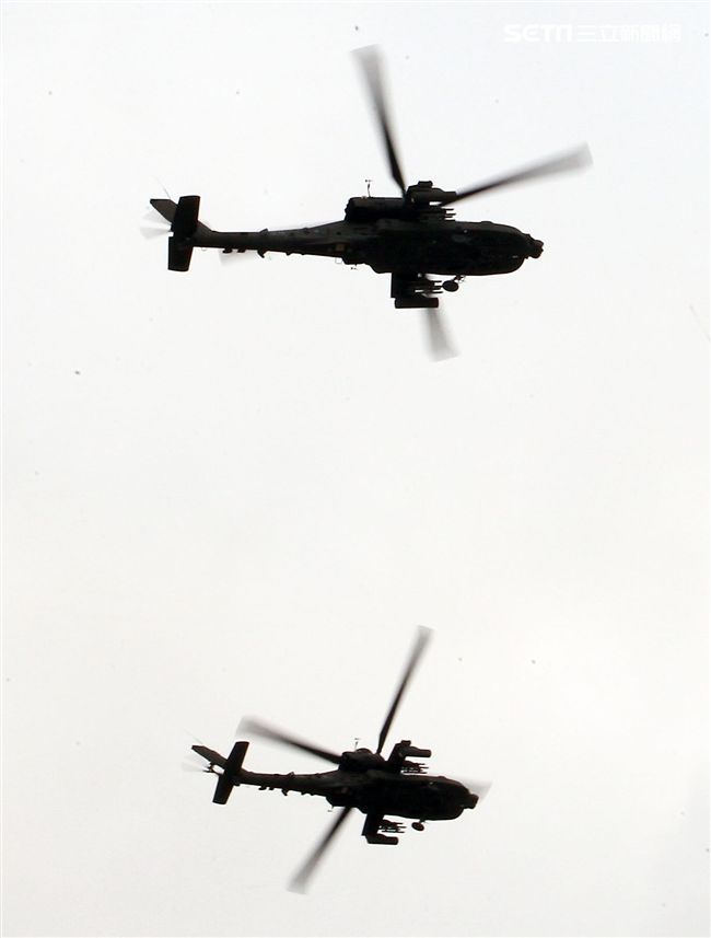 漢光演習AH-64阿帕契直升機空中攻擊施放熱煙彈。（記者邱榮吉/攝影）