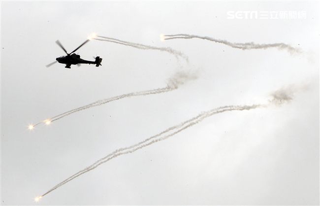 漢光演習AH-64阿帕契直升機空中攻擊施放熱煙彈。（記者邱榮吉/攝影）