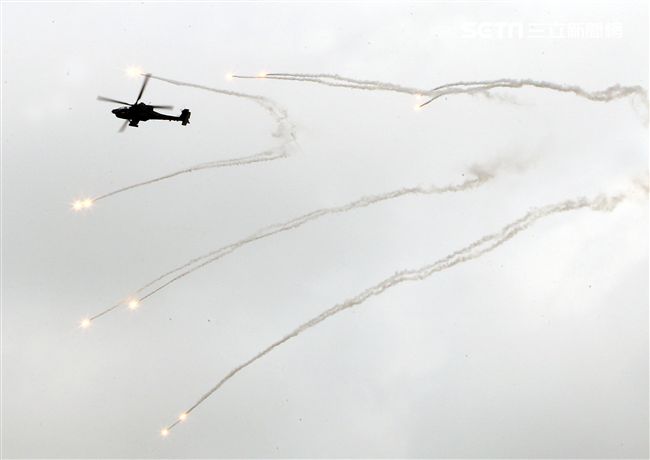 漢光演習AH-64阿帕契直升機空中攻擊施放熱煙彈。（記者邱榮吉/攝影）