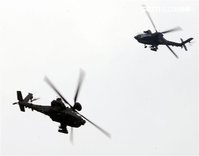 漢光演習AH-64阿帕契直升機空中攻擊施放熱煙彈。（記者邱榮吉/攝影）