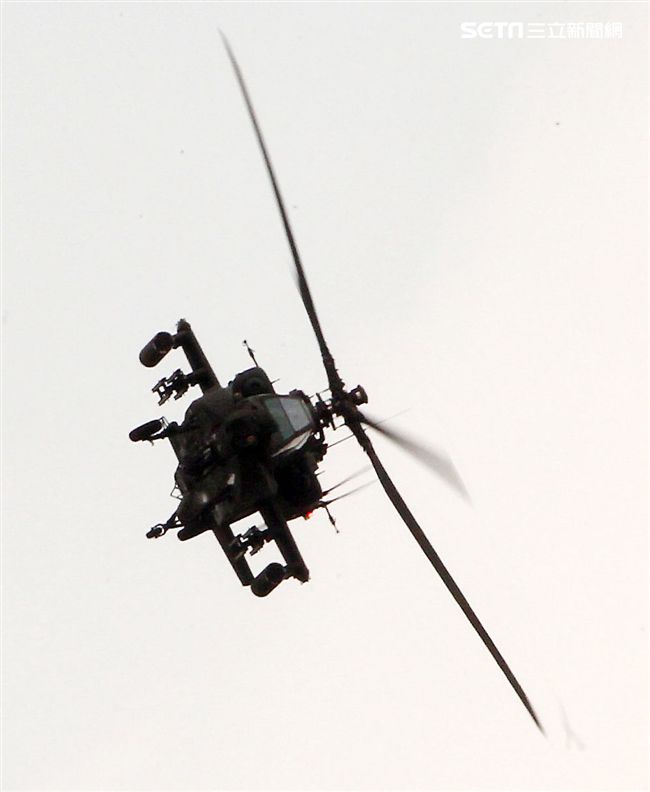 漢光演習AH-64阿帕契直升機空中攻擊施放熱煙彈。（記者邱榮吉/攝影）