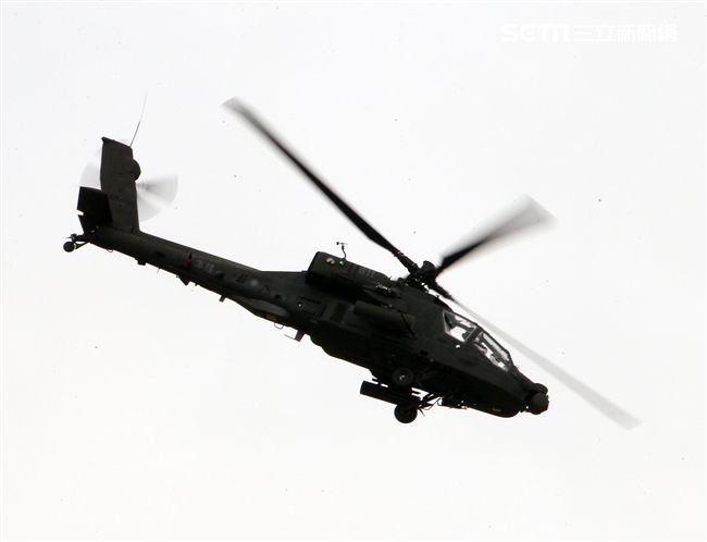 漢光演習AH-64阿帕契直升機空中攻擊施放熱煙彈。（記者邱榮吉/攝影）