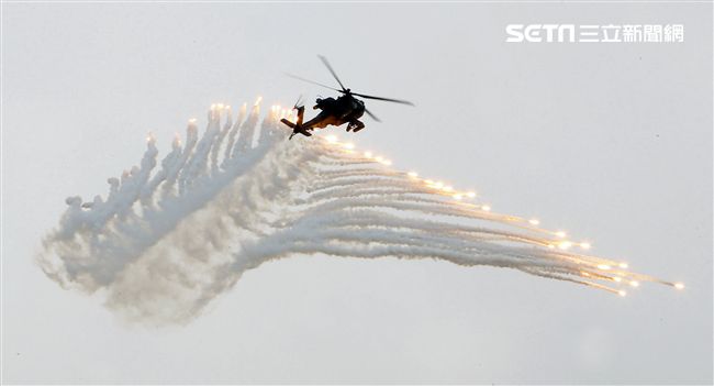 漢光演習AH-64阿帕契直升機空中攻擊施放熱煙彈。（記者邱榮吉/攝影）