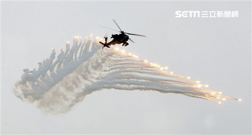 漢光演習AH-64阿帕契直升機空中攻擊施放熱煙彈。（記者邱榮吉/攝影）