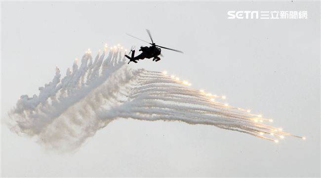 漢光演習AH-64阿帕契直升機空中攻擊施放熱煙彈。（記者邱榮吉/攝影）