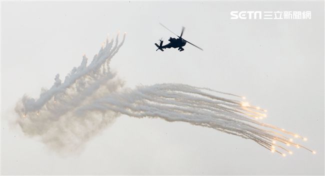 漢光演習AH-64阿帕契直升機空中攻擊施放熱煙彈。（記者邱榮吉/攝影）