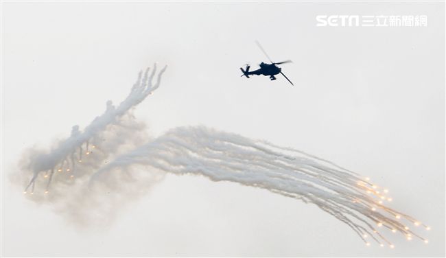 漢光演習AH-64阿帕契直升機空中攻擊施放熱煙彈。（記者邱榮吉/攝影）