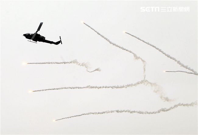 漢光演習AH-1W眼鏡蛇攻擊直升機空中攻擊施放熱煙彈。（記者邱榮吉/攝影）