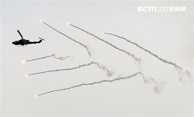 漢光演習AH-1W眼鏡蛇攻擊直升機空中攻擊施放熱煙彈。（記者邱榮吉/攝影）