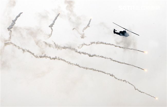 漢光演習AH-1W眼鏡蛇攻擊直升機空中攻擊施放熱煙彈。（記者邱榮吉/攝影）