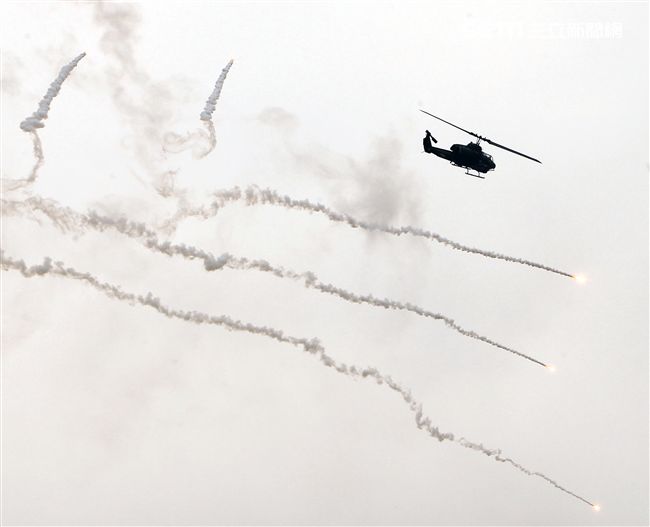 漢光演習AH-1W眼鏡蛇攻擊直升機空中攻擊施放熱煙彈。（記者邱榮吉/攝影）