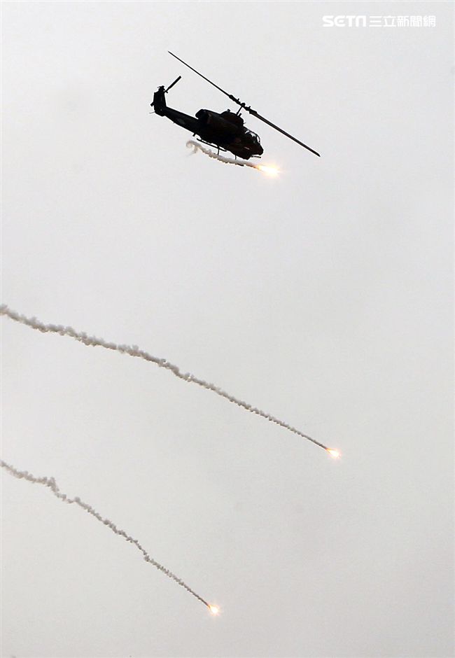 漢光演習AH-1W眼鏡蛇攻擊直升機空中攻擊施放熱煙彈。（記者邱榮吉/攝影）