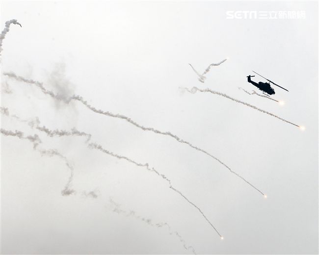 漢光演習AH-1W眼鏡蛇攻擊直升機空中攻擊施放熱煙彈。（記者邱榮吉/攝影）