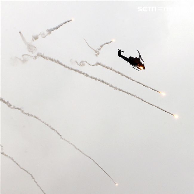 漢光演習AH-1W眼鏡蛇攻擊直升機空中攻擊施放熱煙彈。（記者邱榮吉/攝影）