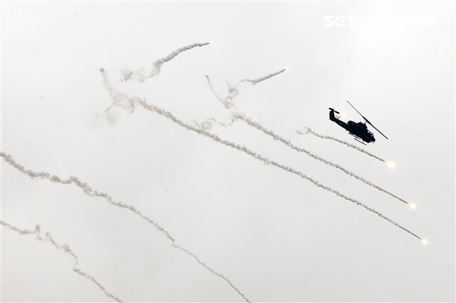 漢光演習AH-1W眼鏡蛇攻擊直升機空中攻擊施放熱煙彈。（記者邱榮吉/攝影）