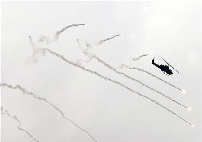 漢光演習AH-1W眼鏡蛇攻擊直升機空中攻擊施放熱煙彈。（記者邱榮吉/攝影）