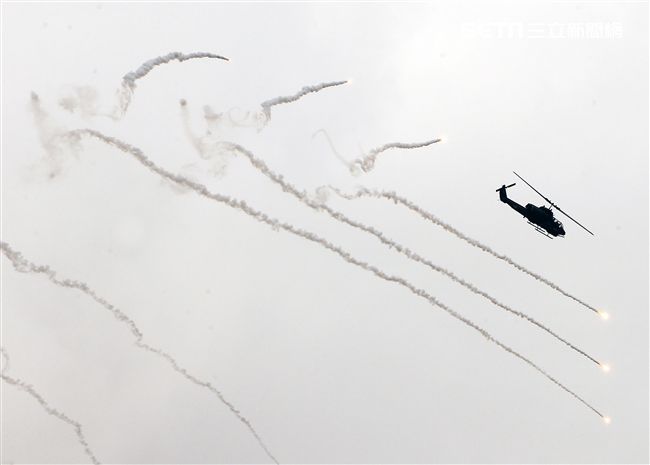 漢光演習AH-1W眼鏡蛇攻擊直升機空中攻擊施放熱煙彈。（記者邱榮吉/攝影）