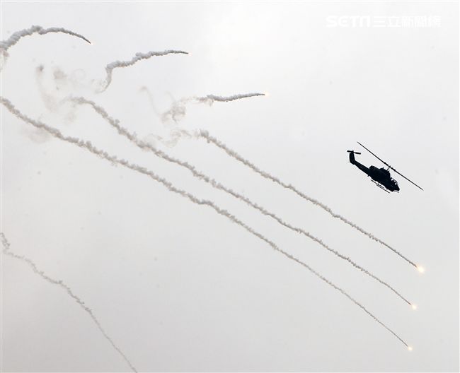 漢光演習AH-1W眼鏡蛇攻擊直升機空中攻擊施放熱煙彈。（記者邱榮吉/攝影）
