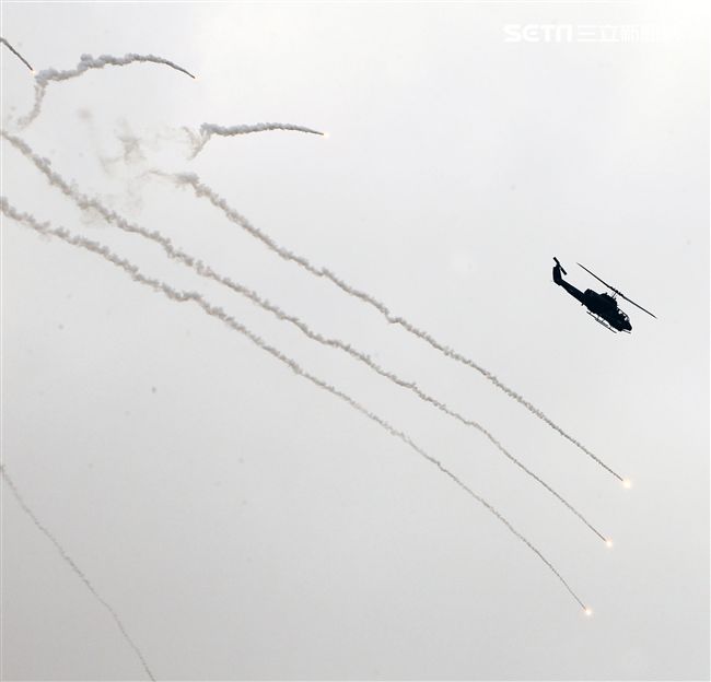 漢光演習AH-1W眼鏡蛇攻擊直升機空中攻擊施放熱煙彈。（記者邱榮吉/攝影）