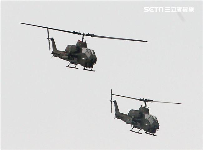 漢光演習AH-1W眼鏡蛇攻擊直升機空中攻擊施放熱煙彈。（記者邱榮吉/攝影）