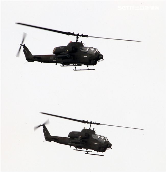 漢光演習AH-1W眼鏡蛇攻擊直升機空中攻擊施放熱煙彈。（記者邱榮吉/攝影）