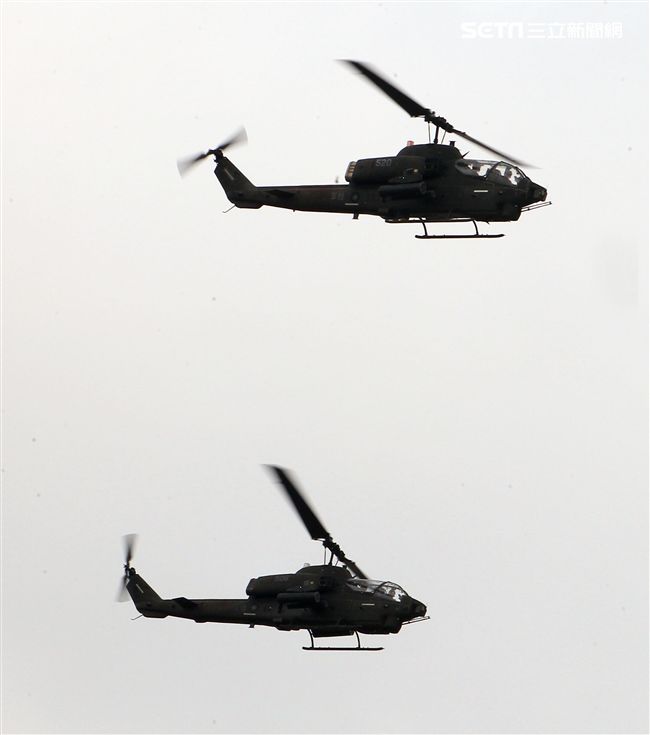 漢光演習AH-1W眼鏡蛇攻擊直升機空中攻擊施放熱煙彈。（記者邱榮吉/攝影）