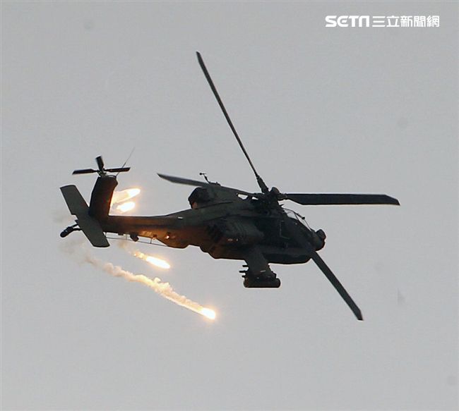漢光演習AH-64阿帕契直升機空中攻擊施放熱煙彈。（記者邱榮吉/攝影）