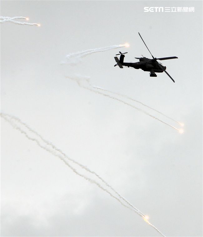 漢光演習AH-64阿帕契直升機空中攻擊施放熱煙彈。（記者邱榮吉/攝影）