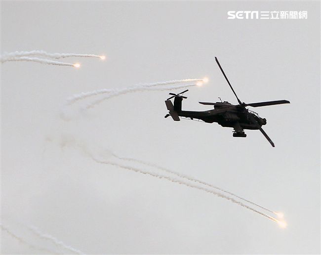 漢光演習AH-64阿帕契直升機空中攻擊施放熱煙彈。（記者邱榮吉/攝影）