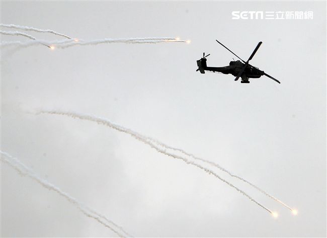 漢光演習AH-64阿帕契直升機空中攻擊施放熱煙彈。（記者邱榮吉/攝影）