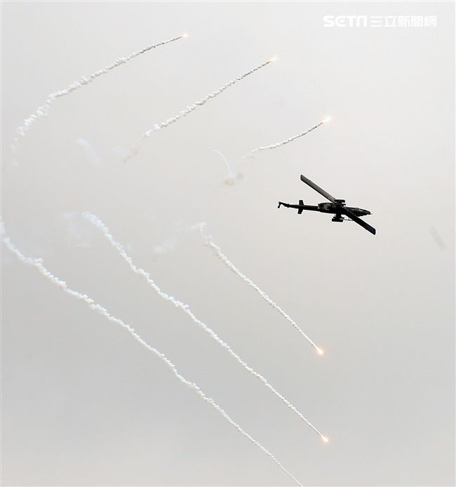 漢光演習AH-64阿帕契直升機空中攻擊施放熱煙彈。（記者邱榮吉/攝影）