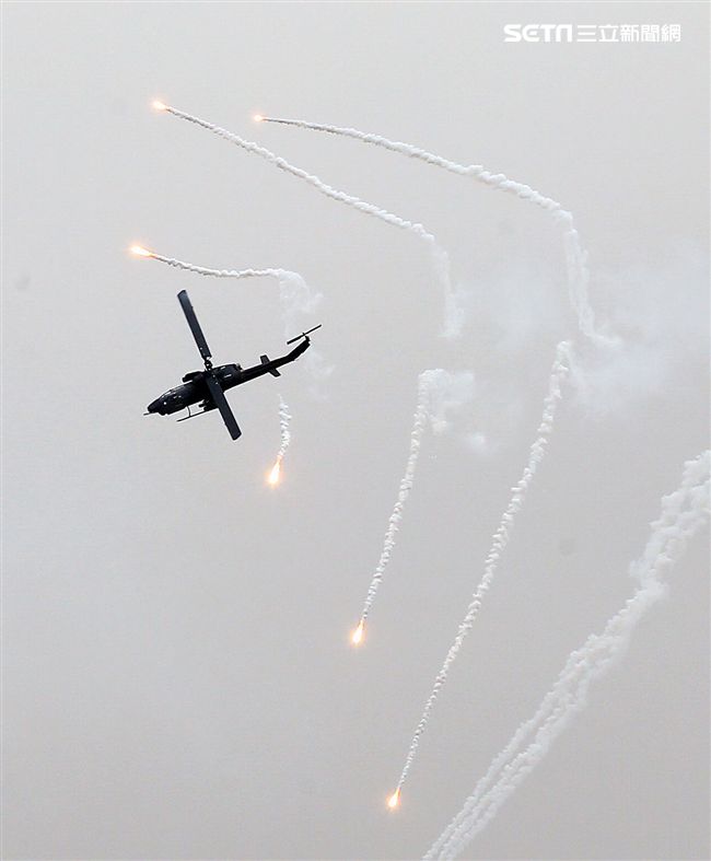 漢光演習AH-1W眼鏡蛇攻擊直升機空中攻擊施放熱煙彈。（記者邱榮吉/攝影）