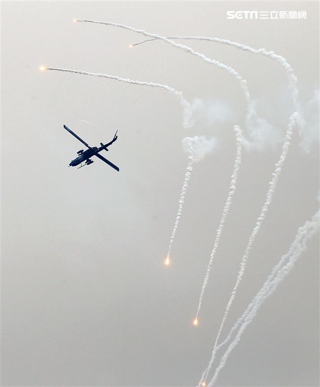 漢光演習AH-1W眼鏡蛇攻擊直升機空中攻擊施放熱煙彈。（記者邱榮吉/攝影）