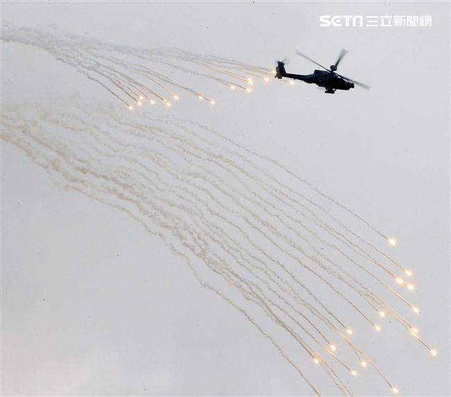 漢光演習AH-1W眼鏡蛇攻擊直升機空中攻擊施放熱煙彈。（記者邱榮吉/攝影）