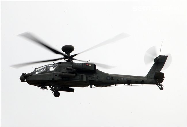 漢光演習AH-64阿帕契直升機空中攻擊施放熱煙彈。（記者邱榮吉/攝影）