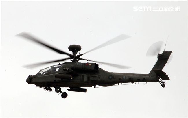 漢光演習AH-64阿帕契直升機空中攻擊施放熱煙彈。（記者邱榮吉/攝影）