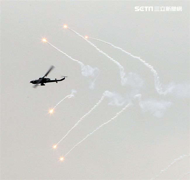 漢光演習AH-1W眼鏡蛇攻擊直升機空中攻擊施放熱煙彈。（記者邱榮吉/攝影）